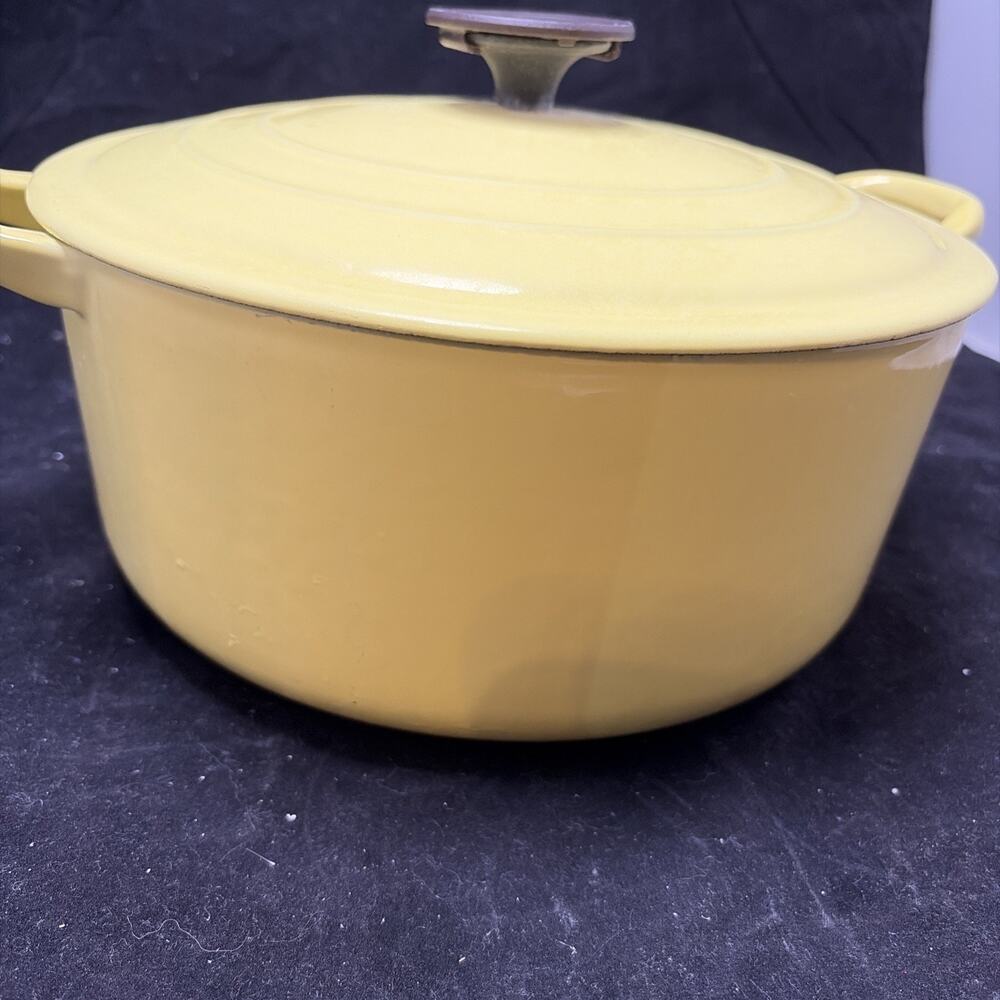 Vintage 1950’s Le Creuset 4.5 qt Yellow Enameled Cast Iron Dutch Oven “E” Chip - Picture 3 of 12